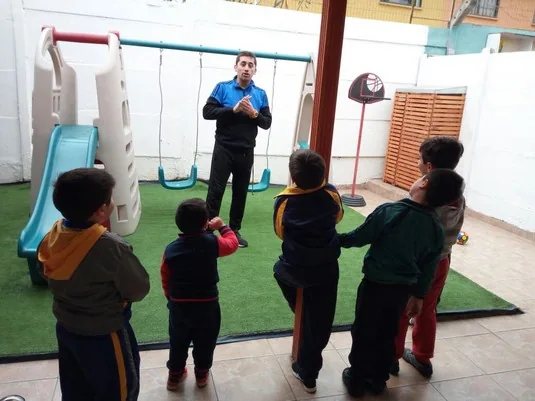 Niños participando en una actividad grupal en Happy Time