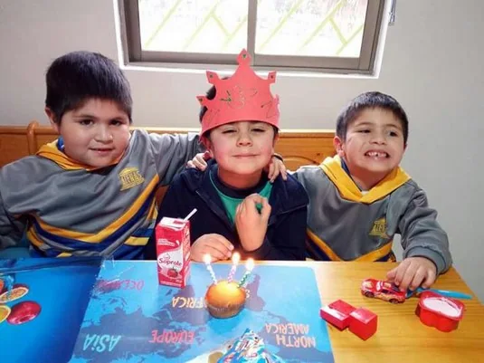 Niños compartiendo juntos en Happy Time
