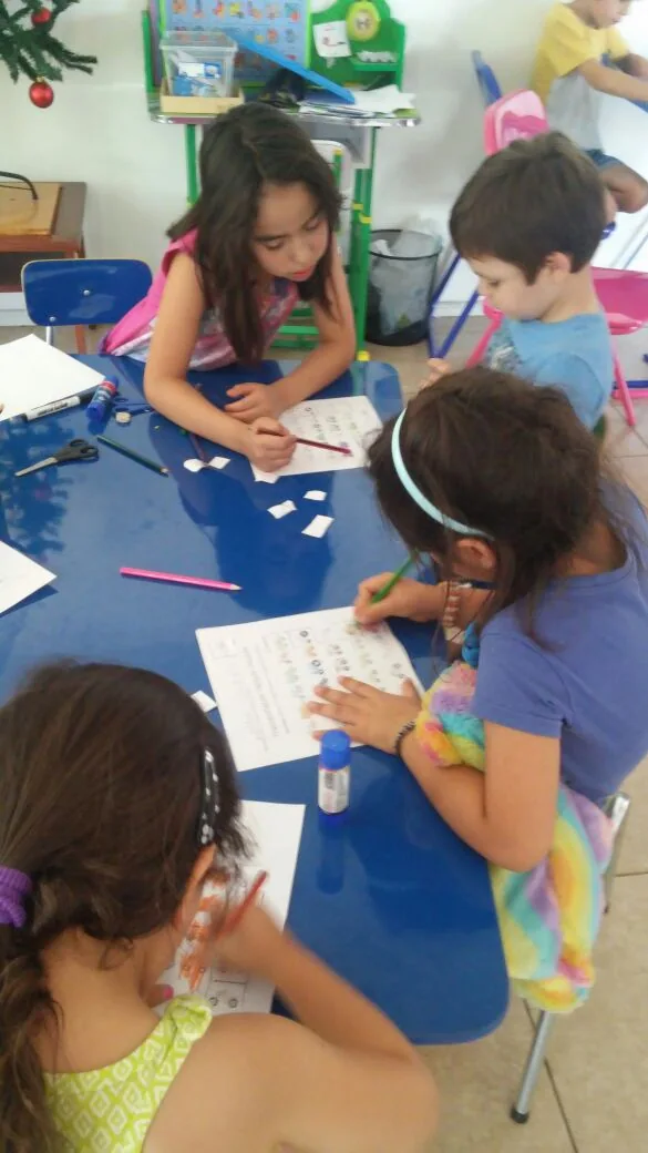 Niños realizando actividades artísticas en Happy Time