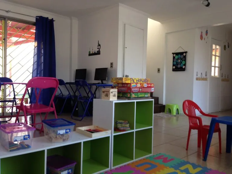 Sala de computadores y juegos de mesa de Happy Time